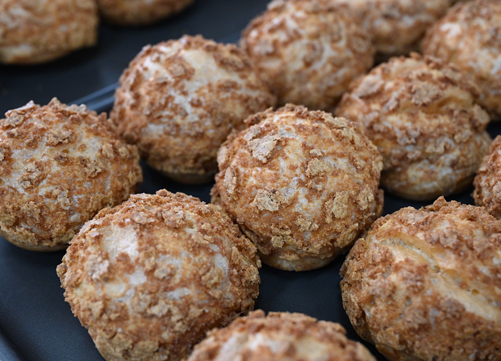 高雄泡芙推薦。小甜园手作甜點店 菠蘿脆皮爆漿泡芙、堅持每天現做、推薦必點珍奶泡芙！