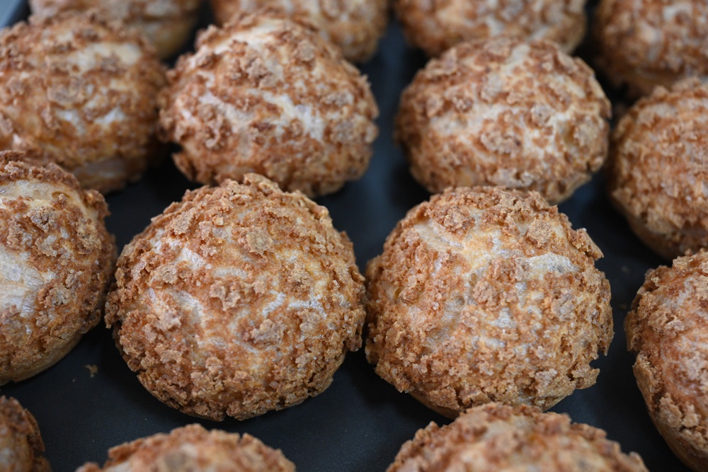 高雄泡芙推薦。小甜园手作甜點店 菠蘿脆皮爆漿泡芙、堅持每天現做、推薦必點珍奶泡芙！