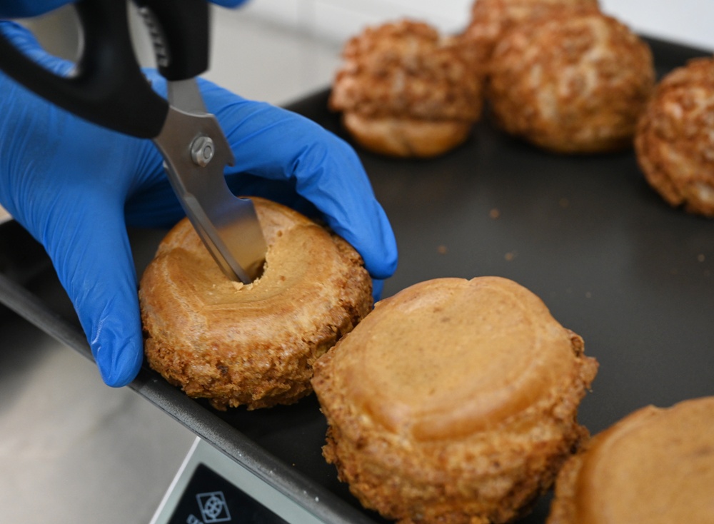 高雄泡芙推薦。小甜园手作甜點店 菠蘿脆皮爆漿泡芙、堅持每天現做、推薦必點珍奶泡芙！