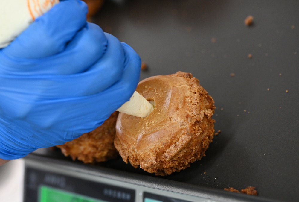 高雄泡芙推薦。小甜园手作甜點店 菠蘿脆皮爆漿泡芙、堅持每天現做、推薦必點珍奶泡芙！