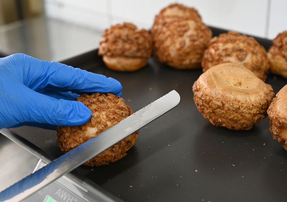 高雄泡芙推薦。小甜园手作甜點店 菠蘿脆皮爆漿泡芙、堅持每天現做、推薦必點珍奶泡芙！