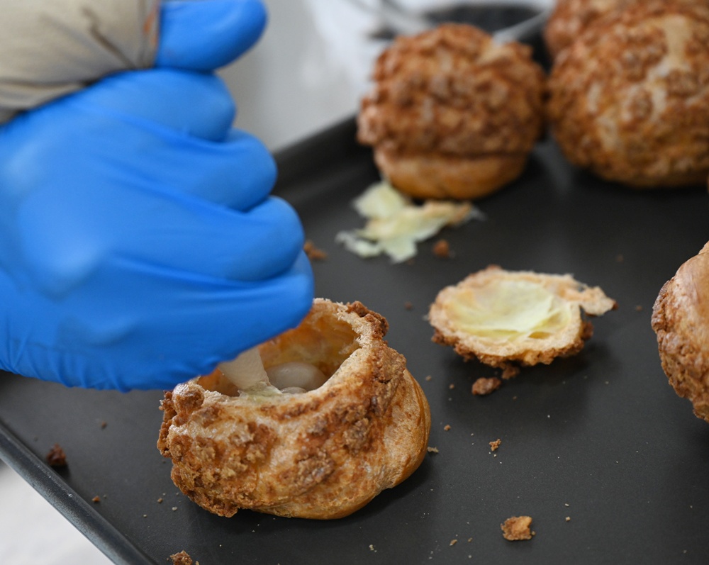 高雄泡芙推薦。小甜园手作甜點店 菠蘿脆皮爆漿泡芙、堅持每天現做、推薦必點珍奶泡芙！