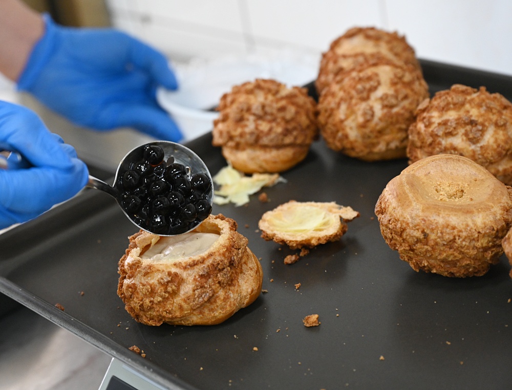 高雄泡芙推薦。小甜园手作甜點店 菠蘿脆皮爆漿泡芙、堅持每天現做、推薦必點珍奶泡芙！