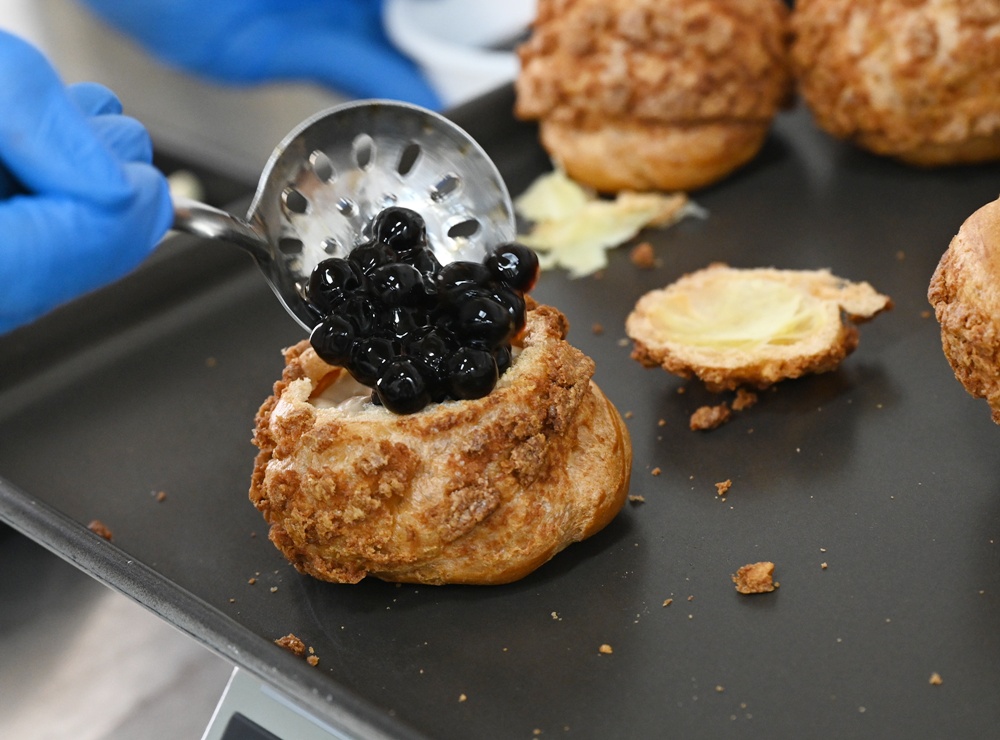 高雄泡芙推薦。小甜园手作甜點店 菠蘿脆皮爆漿泡芙、堅持每天現做、推薦必點珍奶泡芙！