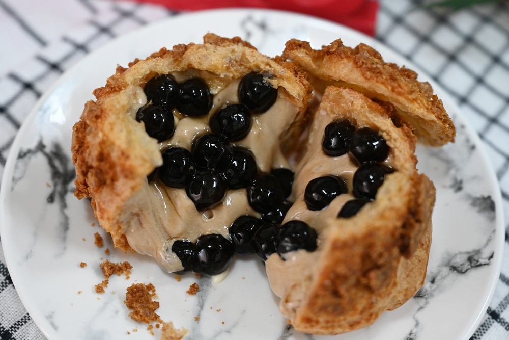 高雄泡芙推薦。小甜园手作甜點店 菠蘿脆皮爆漿泡芙、堅持每天現做、推薦必點珍奶泡芙！