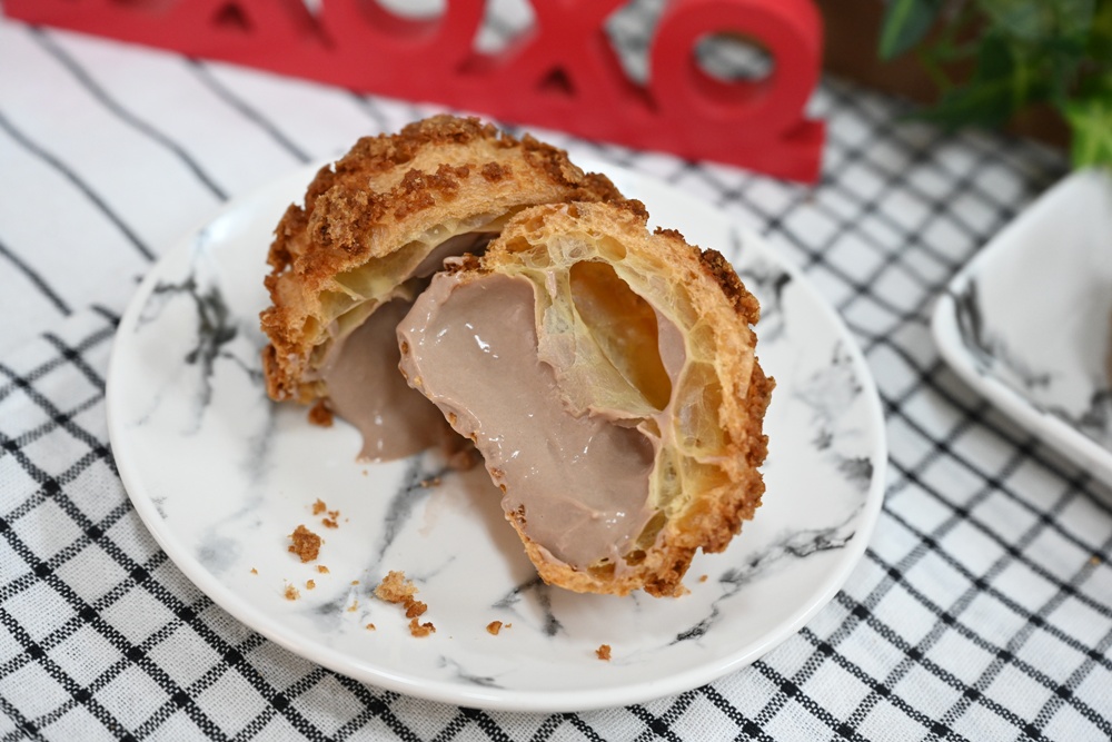 高雄泡芙推薦。小甜园手作甜點店 菠蘿脆皮爆漿泡芙、堅持每天現做、推薦必點珍奶泡芙！