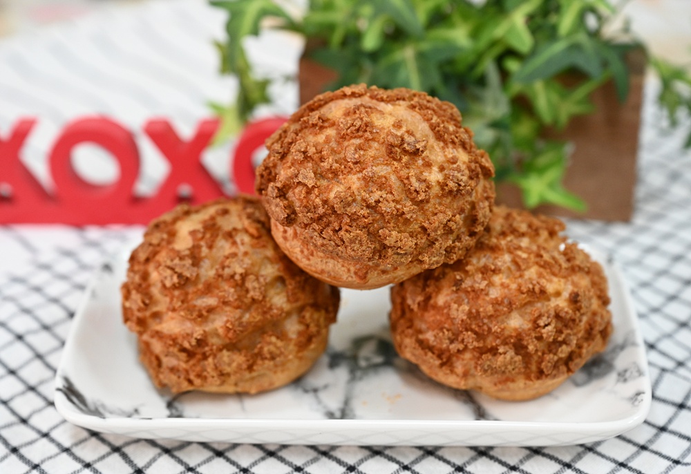 高雄泡芙推薦。小甜园手作甜點店 菠蘿脆皮爆漿泡芙、堅持每天現做、推薦必點珍奶泡芙！