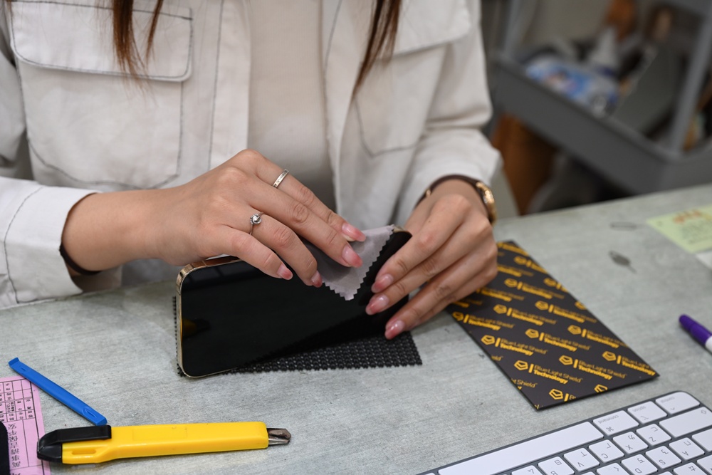 藍光盾在澎湖唯一的經銷門市!EShop手機3C專賣店 Apple 原廠授權維修、資料救援、泡水損壞、主機板修復,還是電池更換通通沒問題! 藍光盾在澎湖唯一的經銷門市!EShop手機3C專賣店 Apple 原廠授權維修、資料救援、泡水損壞、主機板修復,還是電池更換通通沒問題!