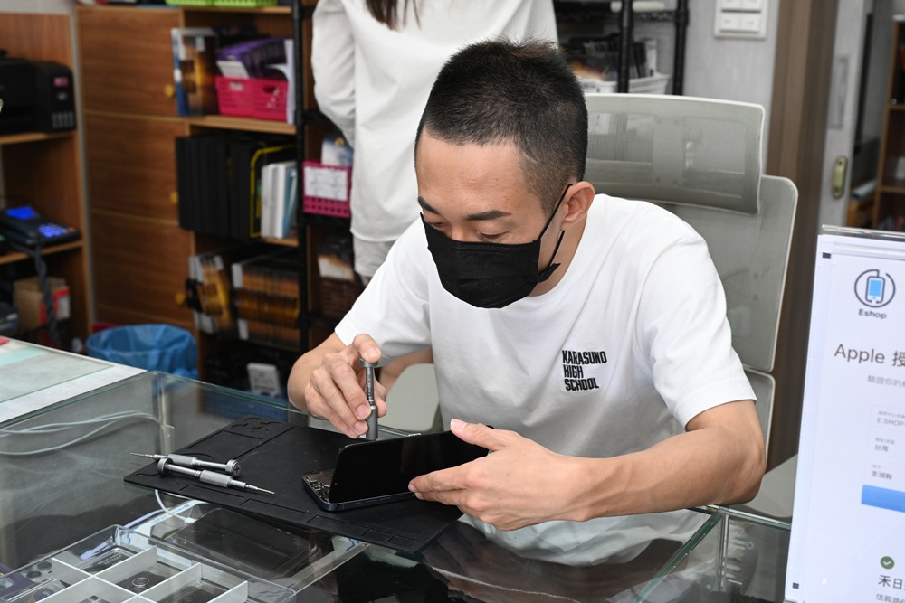 藍光盾在澎湖唯一的經銷門市!EShop手機3C專賣店 Apple 原廠授權維修、資料救援、泡水損壞、主機板修復,還是電池更換通通沒問題! 藍光盾在澎湖唯一的經銷門市!EShop手機3C專賣店 Apple 原廠授權維修、資料救援、泡水損壞、主機板修復,還是電池更換通通沒問題!