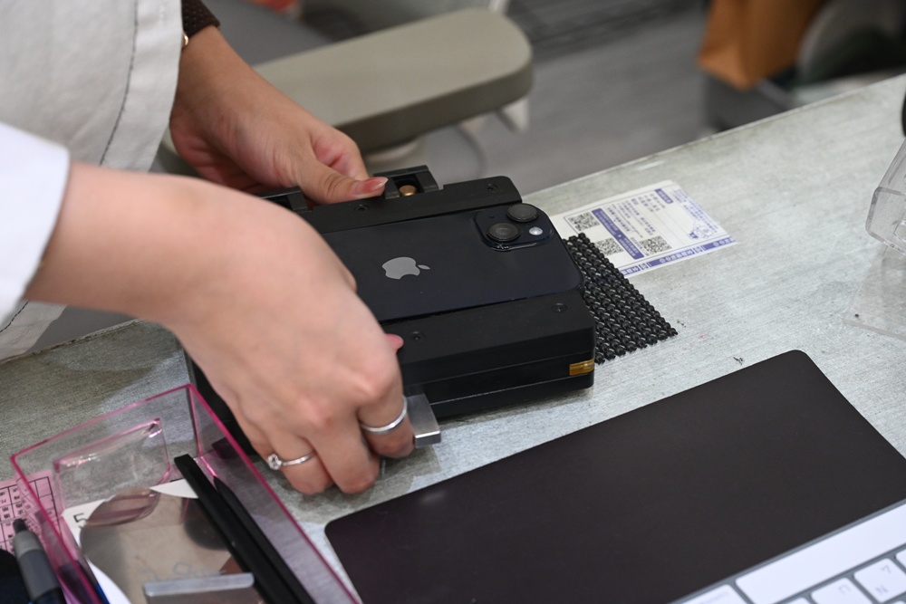 藍光盾在澎湖唯一的經銷門市!EShop手機3C專賣店 Apple 原廠授權維修、資料救援、泡水損壞、主機板修復,還是電池更換通通沒問題! 藍光盾在澎湖唯一的經銷門市!EShop手機3C專賣店 Apple 原廠授權維修、資料救援、泡水損壞、主機板修復,還是電池更換通通沒問題!