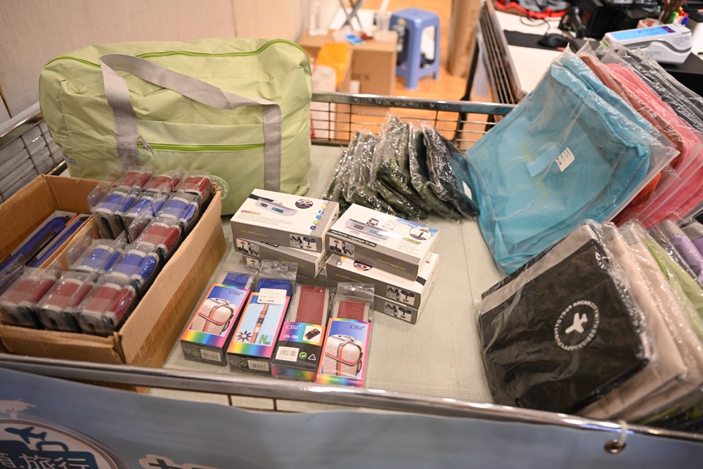 高雄行李箱特賣會。加賀屋行李箱 新光三越三多店 前開式行李箱、廉航專用登機箱、鋁框箱、防潑水布箱 通通下殺$990元起 滿額還有贈品唷！