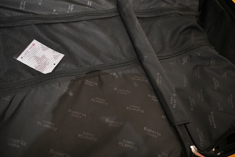 高雄行李箱特賣會。加賀屋行李箱 新光三越三多店 前開式行李箱、廉航專用登機箱、鋁框箱、防潑水布箱 通通下殺$990元起 滿額還有贈品唷！