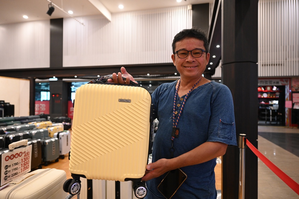 高雄行李箱特賣會。加賀屋行李箱 新光三越三多店 前開式行李箱、廉航專用登機箱、鋁框箱、防潑水布箱 通通下殺$990元起 滿額還有贈品唷！