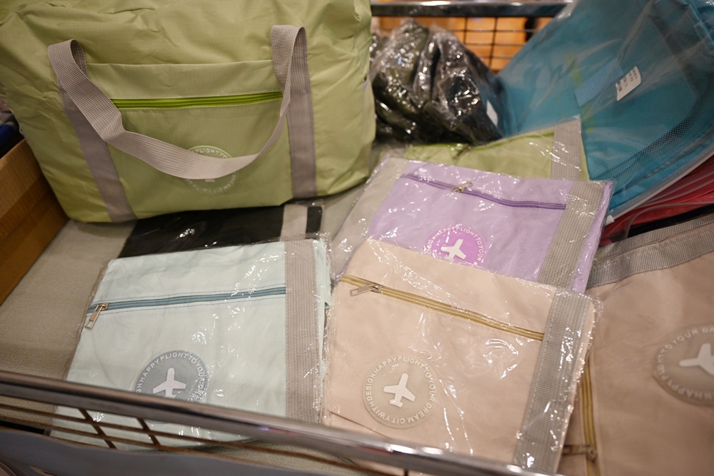 高雄行李箱特賣會。加賀屋行李箱 新光三越三多店 前開式行李箱、廉航專用登機箱、鋁框箱、防潑水布箱 通通下殺$990元起 滿額還有贈品唷！
