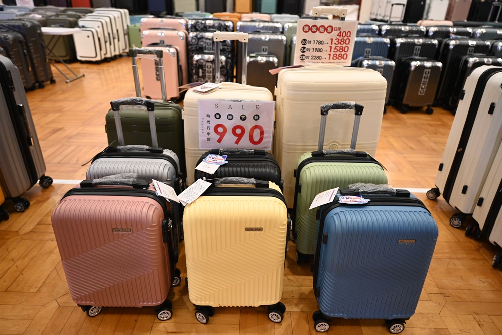 高雄行李箱特賣會。加賀屋行李箱 新光三越三多店 前開式行李箱、廉航專用登機箱、鋁框箱、防潑水布箱 通通下殺$990元起 滿額還有贈品唷！