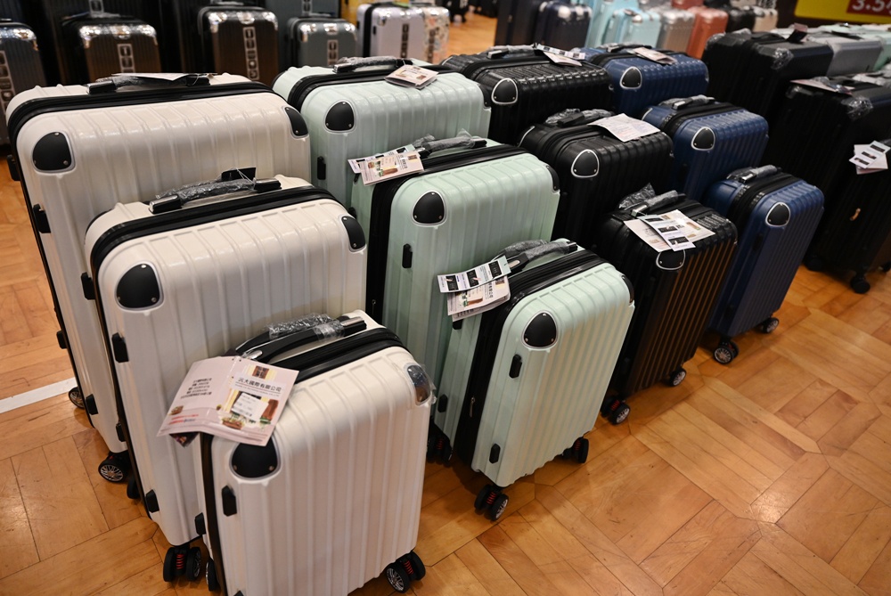 高雄行李箱特賣會。加賀屋行李箱 新光三越三多店 前開式行李箱、廉航專用登機箱、鋁框箱、防潑水布箱 通通下殺$990元起 滿額還有贈品唷！