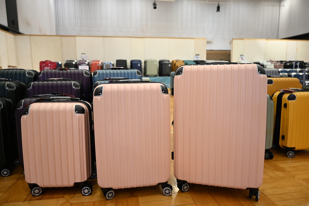 高雄行李箱特賣會。加賀屋行李箱 新光三越三多店 前開式行李箱、廉航專用登機箱、鋁框箱、防潑水布箱 通通下殺$990元起 滿額還有贈品唷！