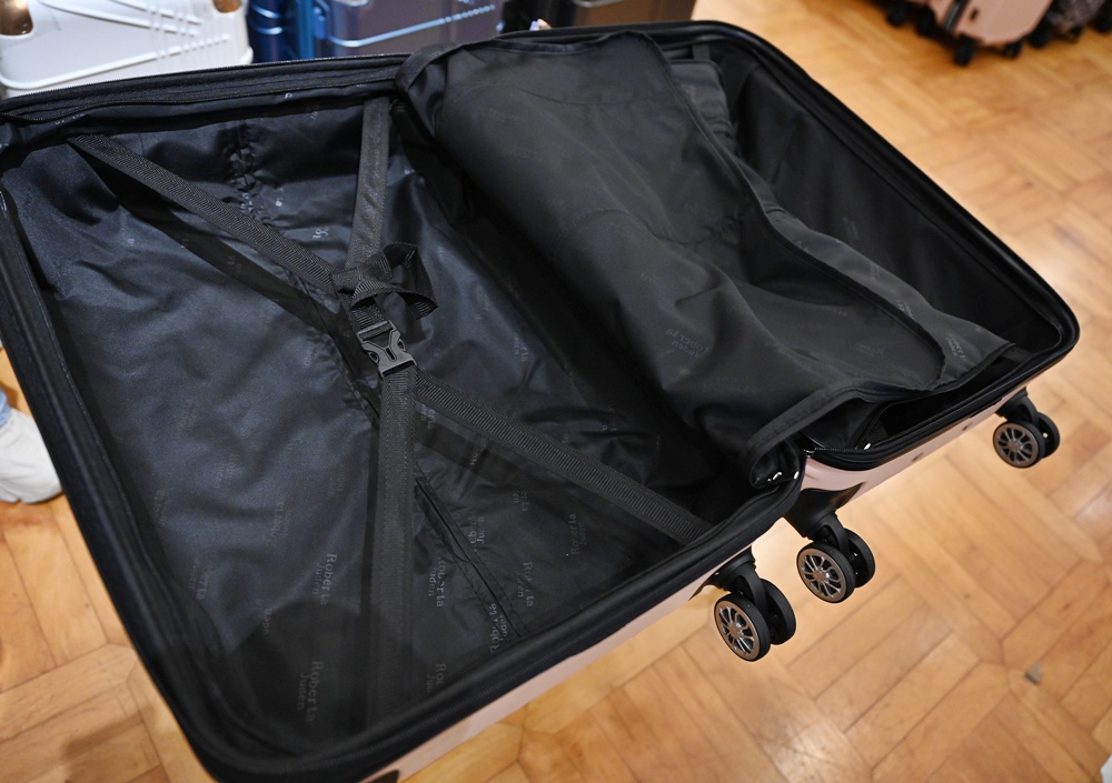 高雄行李箱特賣會。加賀屋行李箱 新光三越三多店 前開式行李箱、廉航專用登機箱、鋁框箱、防潑水布箱 通通下殺$990元起 滿額還有贈品唷！