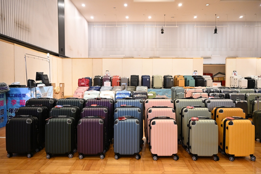 高雄行李箱特賣會。加賀屋行李箱 新光三越三多店 前開式行李箱、廉航專用登機箱、鋁框箱、防潑水布箱 通通下殺$990元起 滿額還有贈品唷！