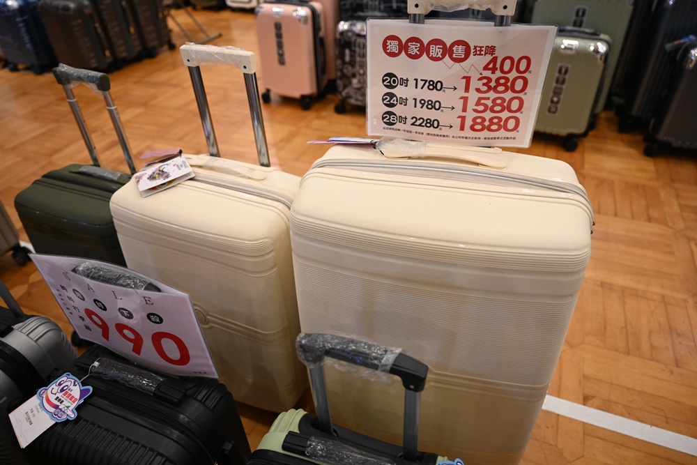 高雄行李箱特賣會。加賀屋行李箱 新光三越三多店 前開式行李箱、廉航專用登機箱、鋁框箱、防潑水布箱 通通下殺$990元起 滿額還有贈品唷！
