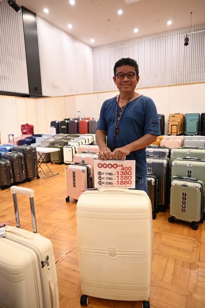 高雄行李箱特賣會。加賀屋行李箱 新光三越三多店 前開式行李箱、廉航專用登機箱、鋁框箱、防潑水布箱 通通下殺$990元起 滿額還有贈品唷！
