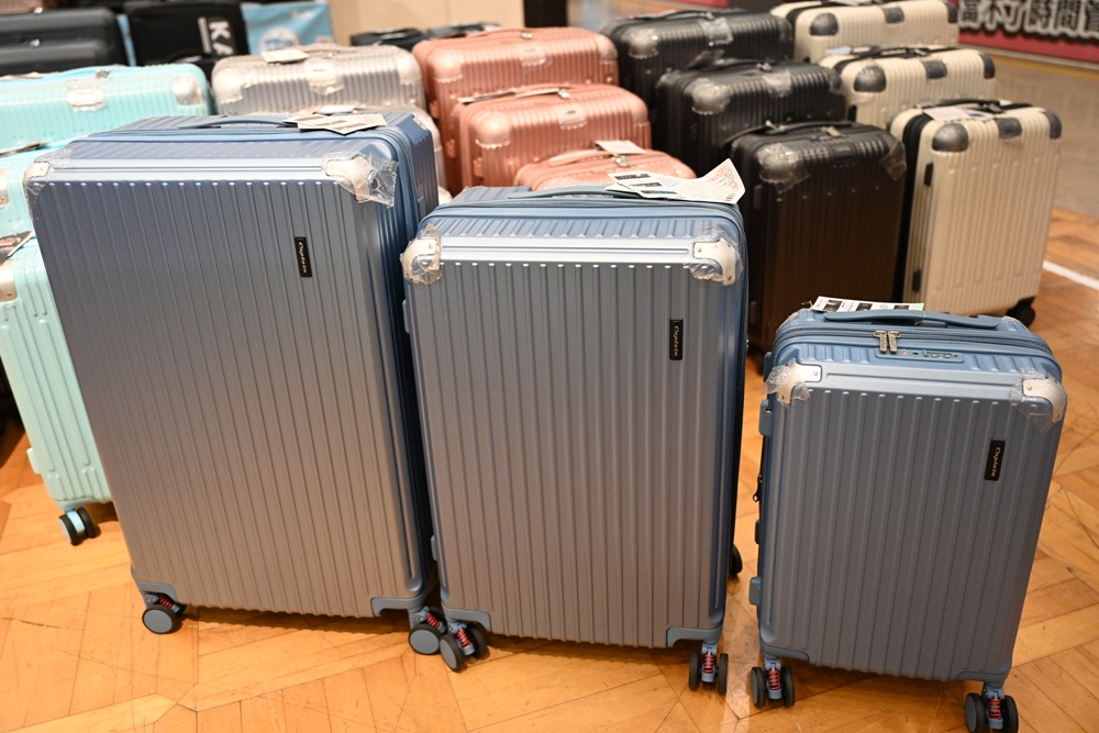 高雄行李箱特賣會。加賀屋行李箱 新光三越三多店 前開式行李箱、廉航專用登機箱、鋁框箱、防潑水布箱 通通下殺$990元起 滿額還有贈品唷！