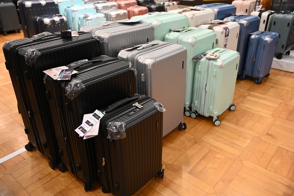 高雄行李箱特賣會。加賀屋行李箱 新光三越三多店 前開式行李箱、廉航專用登機箱、鋁框箱、防潑水布箱 通通下殺$990元起 滿額還有贈品唷！