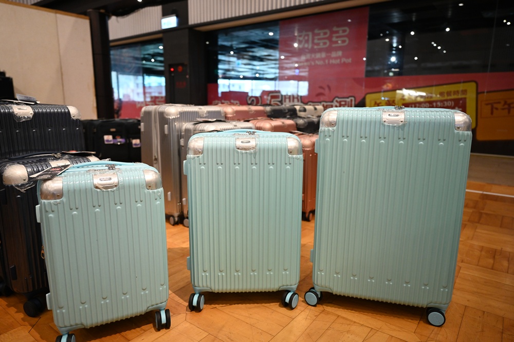 高雄行李箱特賣會。加賀屋行李箱 新光三越三多店 前開式行李箱、廉航專用登機箱、鋁框箱、防潑水布箱 通通下殺$990元起 滿額還有贈品唷！