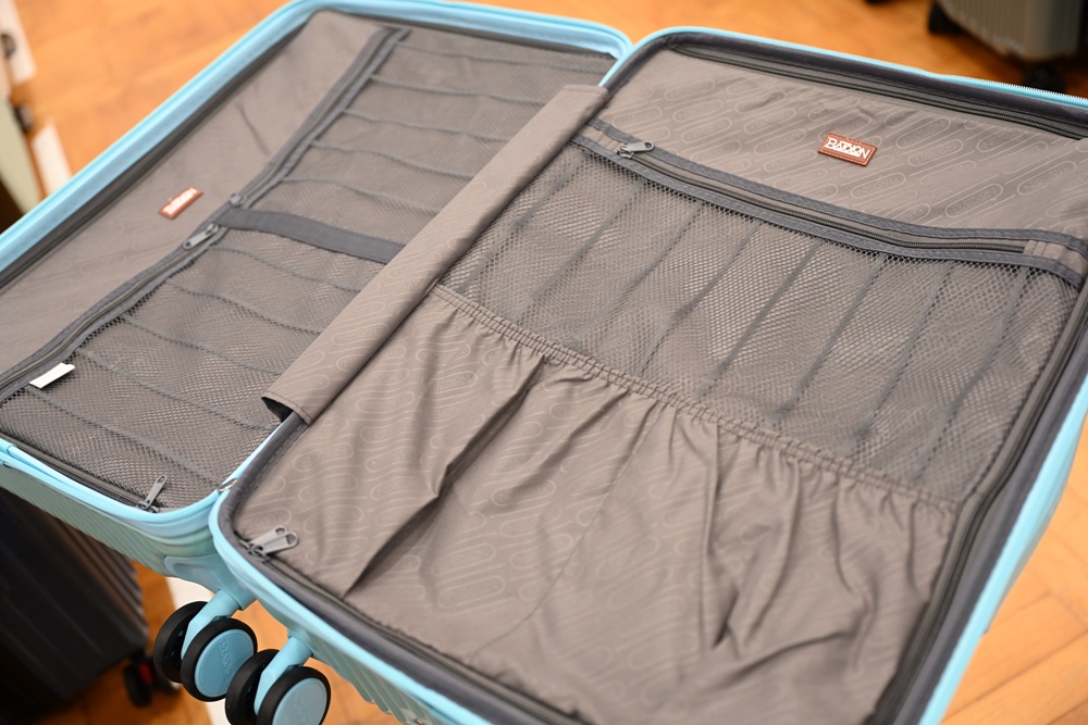 高雄行李箱特賣會。加賀屋行李箱 新光三越三多店 前開式行李箱、廉航專用登機箱、鋁框箱、防潑水布箱 通通下殺$990元起 滿額還有贈品唷！