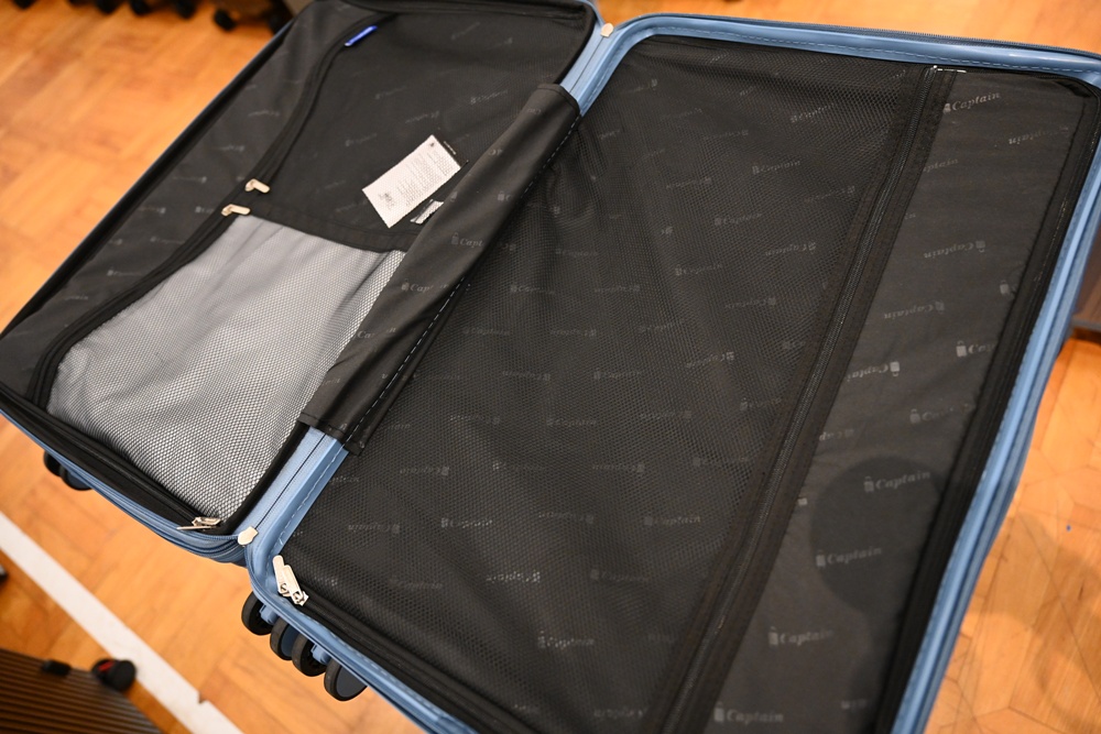 高雄行李箱特賣會。加賀屋行李箱 新光三越三多店 前開式行李箱、廉航專用登機箱、鋁框箱、防潑水布箱 通通下殺$990元起 滿額還有贈品唷！