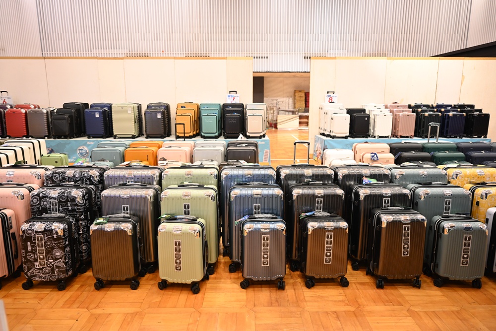 高雄行李箱特賣會。加賀屋行李箱 新光三越三多店 前開式行李箱、廉航專用登機箱、鋁框箱、防潑水布箱 通通下殺$990元起 滿額還有贈品唷！