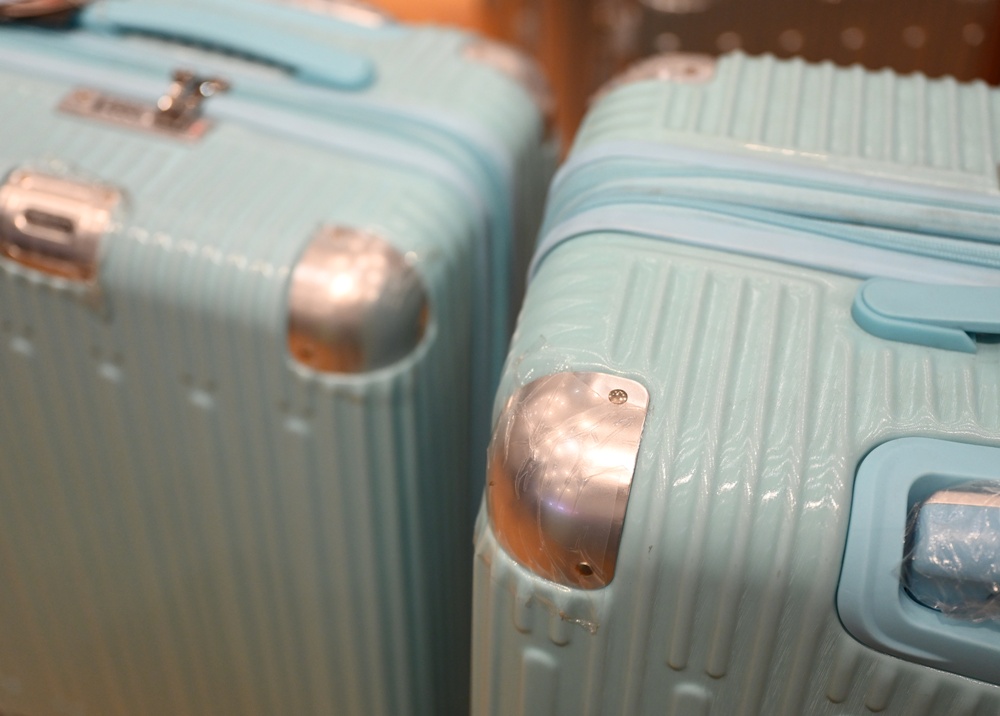 高雄行李箱特賣會。加賀屋行李箱 新光三越三多店 前開式行李箱、廉航專用登機箱、鋁框箱、防潑水布箱 通通下殺$990元起 滿額還有贈品唷！