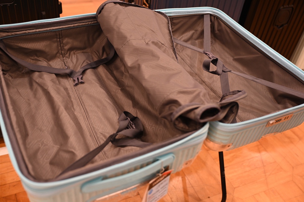 高雄行李箱特賣會。加賀屋行李箱 新光三越三多店 前開式行李箱、廉航專用登機箱、鋁框箱、防潑水布箱 通通下殺$990元起 滿額還有贈品唷！