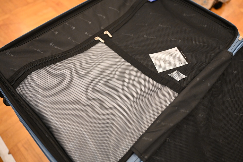 高雄行李箱特賣會。加賀屋行李箱 新光三越三多店 前開式行李箱、廉航專用登機箱、鋁框箱、防潑水布箱 通通下殺$990元起 滿額還有贈品唷！