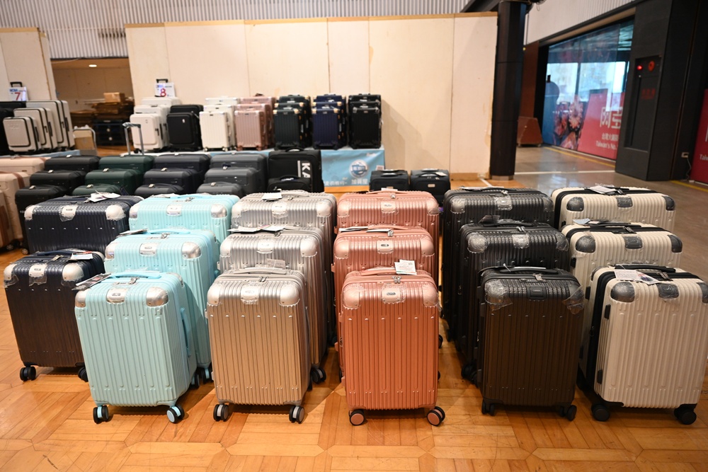 高雄行李箱特賣會。加賀屋行李箱 新光三越三多店 前開式行李箱、廉航專用登機箱、鋁框箱、防潑水布箱 通通下殺$990元起 滿額還有贈品唷！