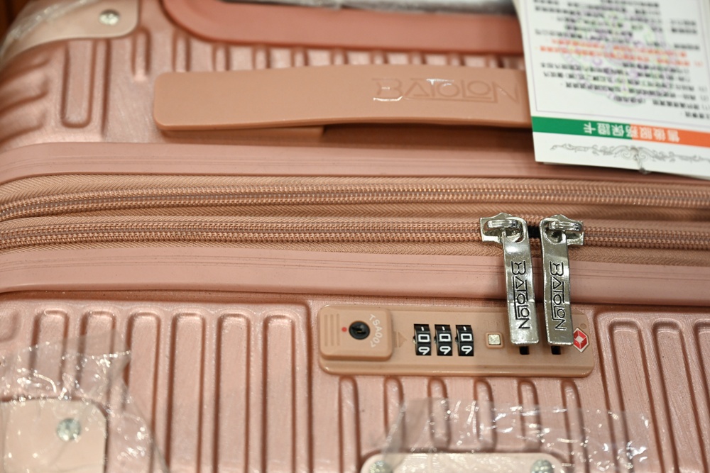 高雄行李箱特賣會。加賀屋行李箱 新光三越三多店 前開式行李箱、廉航專用登機箱、鋁框箱、防潑水布箱 通通下殺$990元起 滿額還有贈品唷！