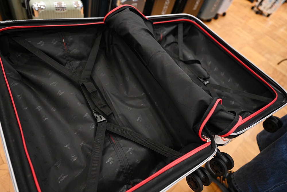 高雄行李箱特賣會。加賀屋行李箱 新光三越三多店 前開式行李箱、廉航專用登機箱、鋁框箱、防潑水布箱 通通下殺$990元起 滿額還有贈品唷！