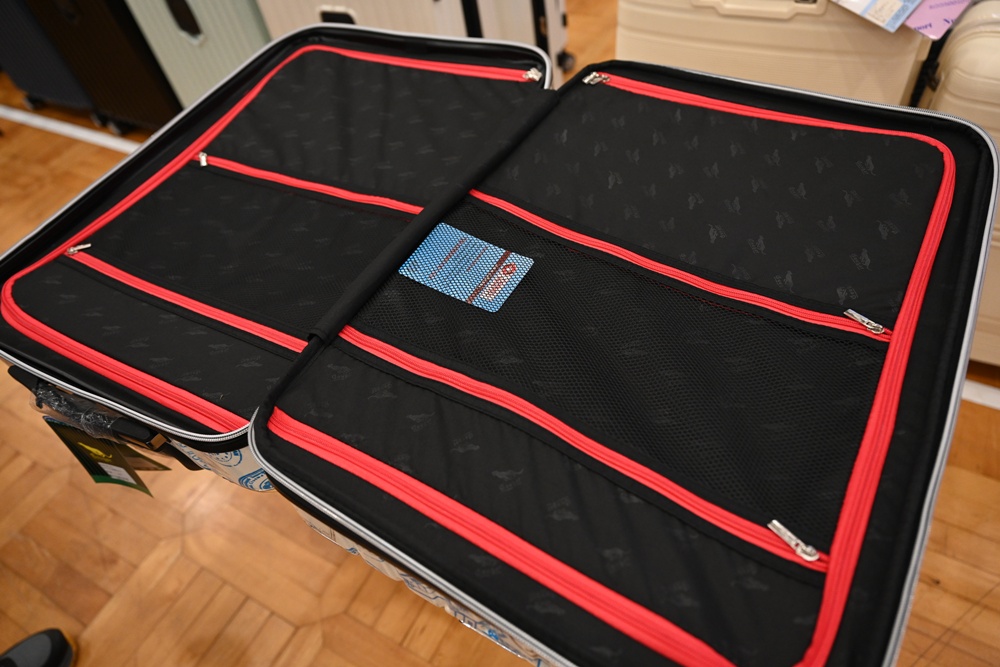 高雄行李箱特賣會。加賀屋行李箱 新光三越三多店 前開式行李箱、廉航專用登機箱、鋁框箱、防潑水布箱 通通下殺$990元起 滿額還有贈品唷！