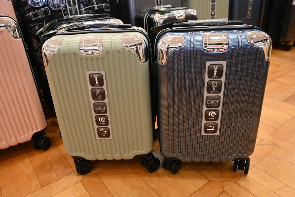 高雄行李箱特賣會。加賀屋行李箱 新光三越三多店 前開式行李箱、廉航專用登機箱、鋁框箱、防潑水布箱 通通下殺$990元起 滿額還有贈品唷！