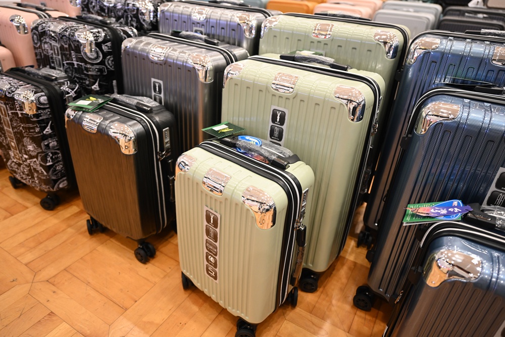 高雄行李箱特賣會。加賀屋行李箱 新光三越三多店 前開式行李箱、廉航專用登機箱、鋁框箱、防潑水布箱 通通下殺$990元起 滿額還有贈品唷！