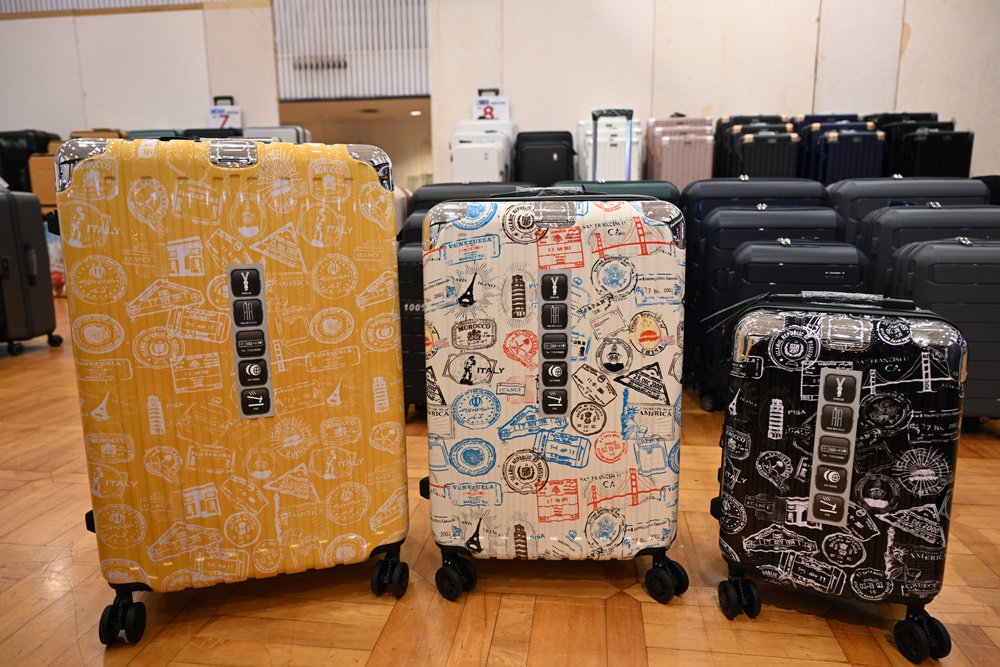 高雄行李箱特賣會。加賀屋行李箱 新光三越三多店 前開式行李箱、廉航專用登機箱、鋁框箱、防潑水布箱 通通下殺$990元起 滿額還有贈品唷！