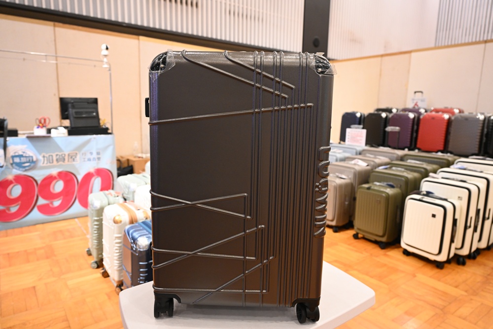 高雄行李箱特賣會。加賀屋行李箱 新光三越三多店 前開式行李箱、廉航專用登機箱、鋁框箱、防潑水布箱 通通下殺$990元起 滿額還有贈品唷！