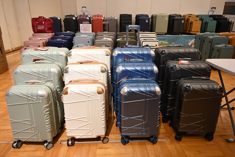 高雄行李箱特賣會。加賀屋行李箱 新光三越三多店 前開式行李箱、廉航專用登機箱、鋁框箱、防潑水布箱 通通下殺$990元起 滿額還有贈品唷！