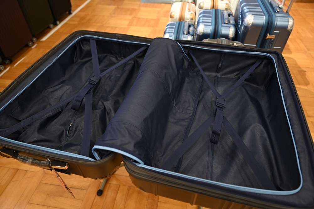 高雄行李箱特賣會。加賀屋行李箱 新光三越三多店 前開式行李箱、廉航專用登機箱、鋁框箱、防潑水布箱 通通下殺$990元起 滿額還有贈品唷！