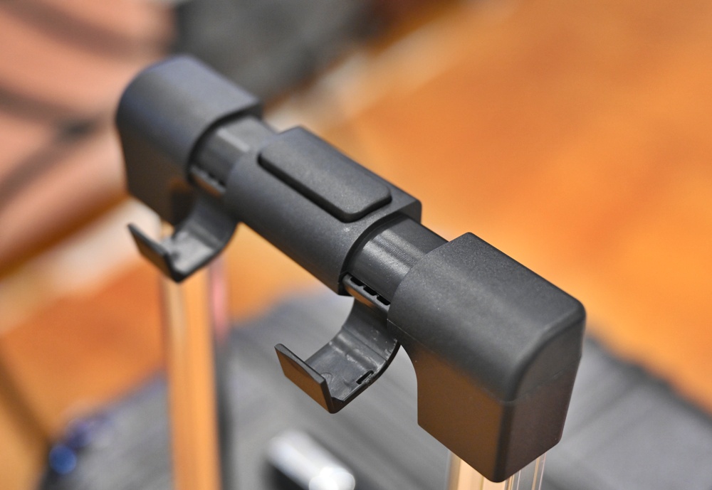 高雄行李箱特賣會。加賀屋行李箱 新光三越三多店 前開式行李箱、廉航專用登機箱、鋁框箱、防潑水布箱 通通下殺$990元起 滿額還有贈品唷！