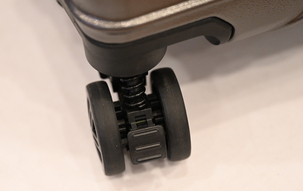 高雄行李箱特賣會。加賀屋行李箱 新光三越三多店 前開式行李箱、廉航專用登機箱、鋁框箱、防潑水布箱 通通下殺$990元起 滿額還有贈品唷！