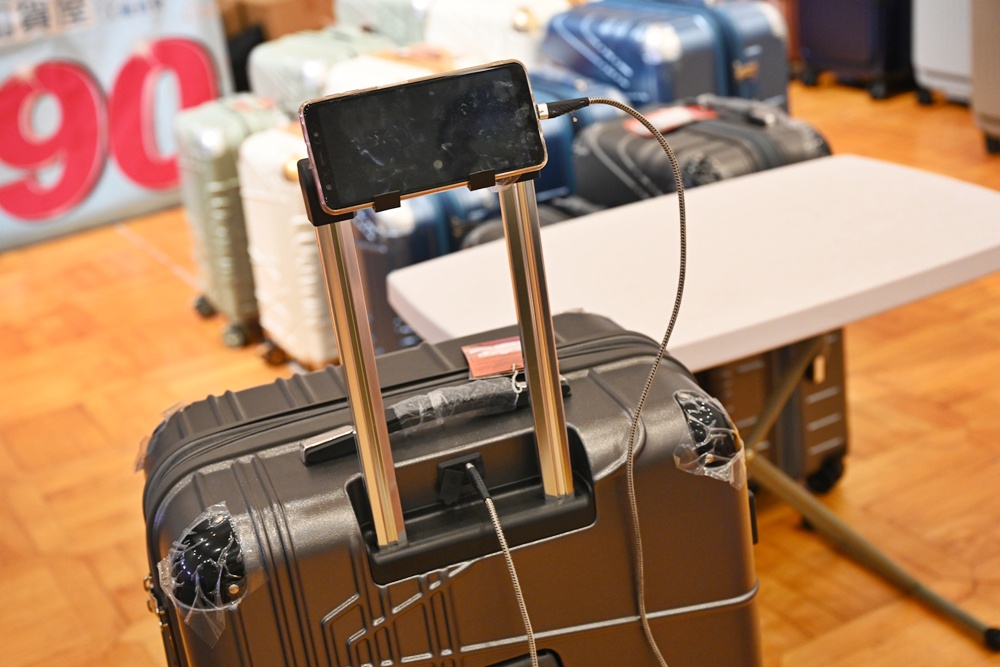 高雄行李箱特賣會。加賀屋行李箱 新光三越三多店 前開式行李箱、廉航專用登機箱、鋁框箱、防潑水布箱 通通下殺$990元起 滿額還有贈品唷！