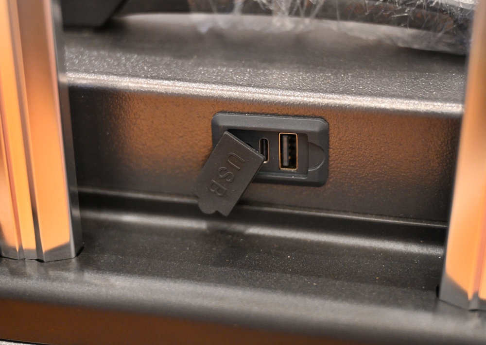 高雄行李箱特賣會。加賀屋行李箱 新光三越三多店 前開式行李箱、廉航專用登機箱、鋁框箱、防潑水布箱 通通下殺$990元起 滿額還有贈品唷！