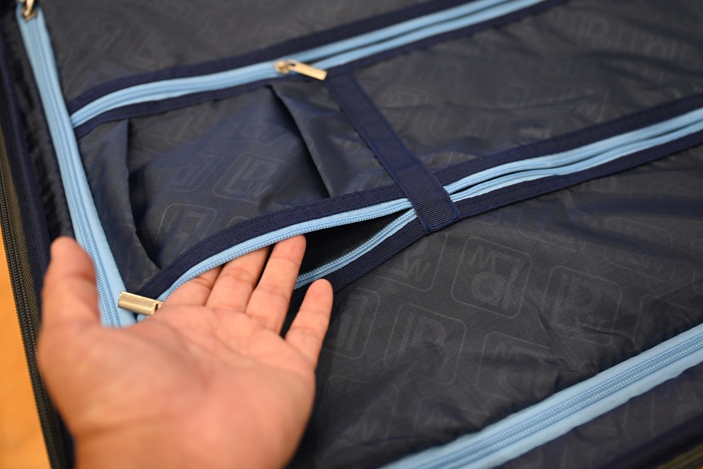 高雄行李箱特賣會。加賀屋行李箱 新光三越三多店 前開式行李箱、廉航專用登機箱、鋁框箱、防潑水布箱 通通下殺$990元起 滿額還有贈品唷！