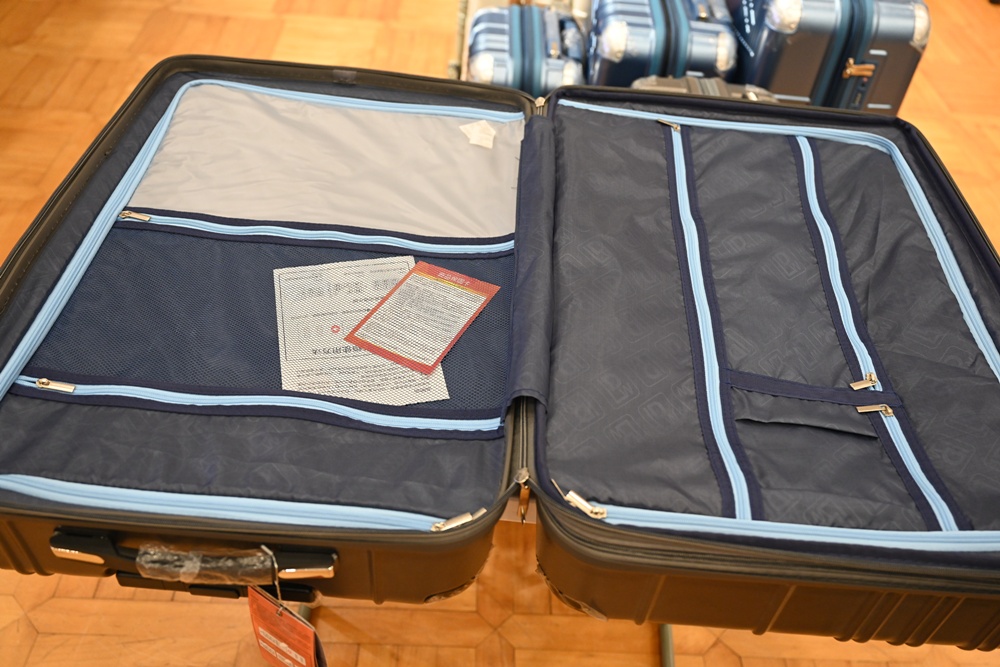 高雄行李箱特賣會。加賀屋行李箱 新光三越三多店 前開式行李箱、廉航專用登機箱、鋁框箱、防潑水布箱 通通下殺$990元起 滿額還有贈品唷！